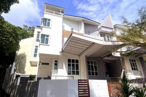 Shamrock Breeze Villa: Coastal Haven for 29 Guests